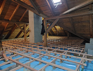 Zateplení stropu rodinného domu pomocí foukané izolace